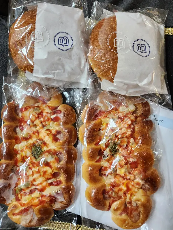 노릇노릇 구워진 바게트와 피자빵