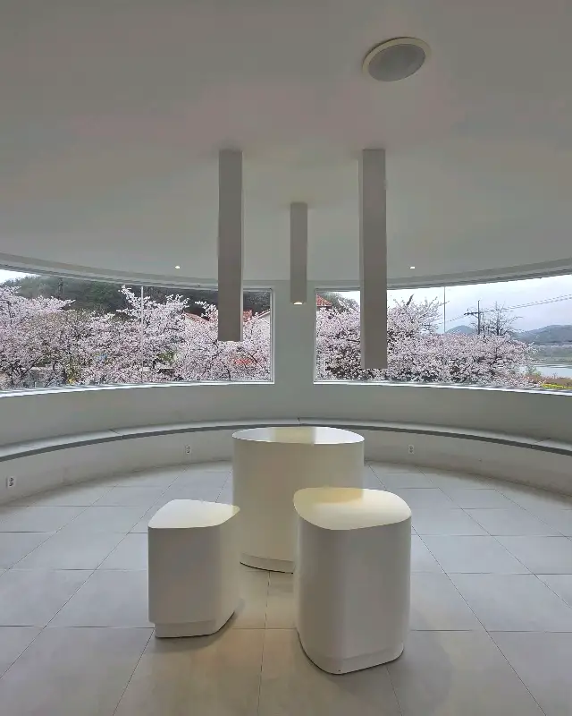 내재 내부의 통창 뷰