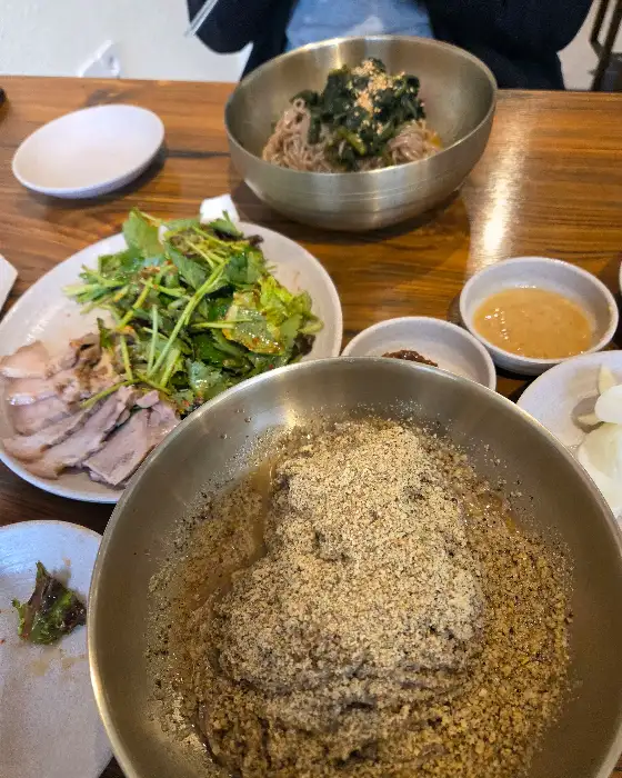 다양한 막국수와 곁들임 메뉴