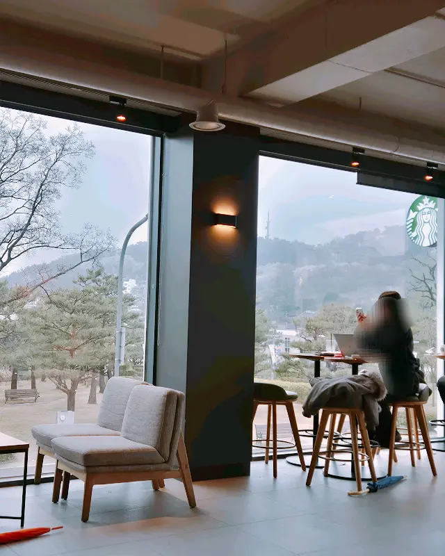 통창으로 보이는 화성행궁 뷰