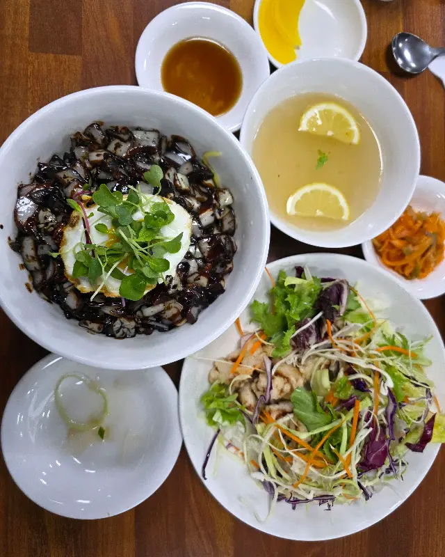 한상 가득 차려진 짜장면, 유린기, 반찬