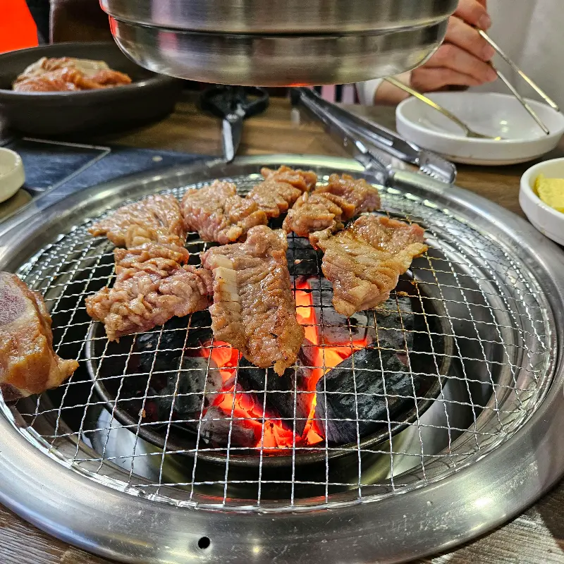 숯불 위에서 구워지는 생갈비