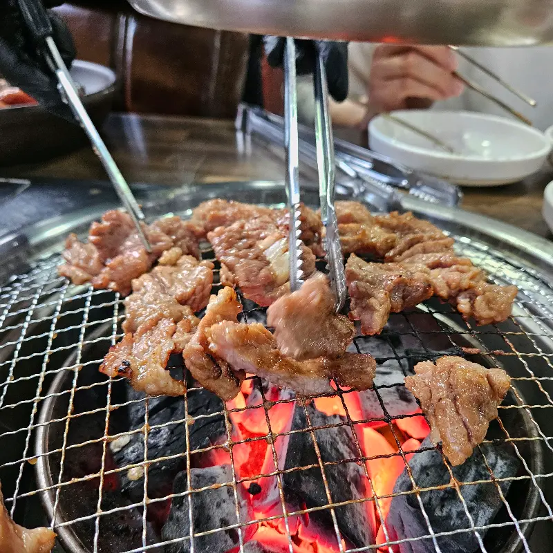 숯불 위에서 구워지는 양념갈비