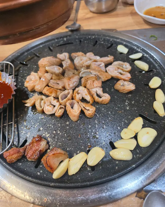 불판 가득 막창과 마늘