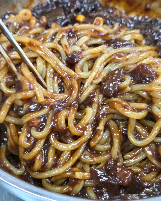 윤기가 좔좔 흐르는 짜장면