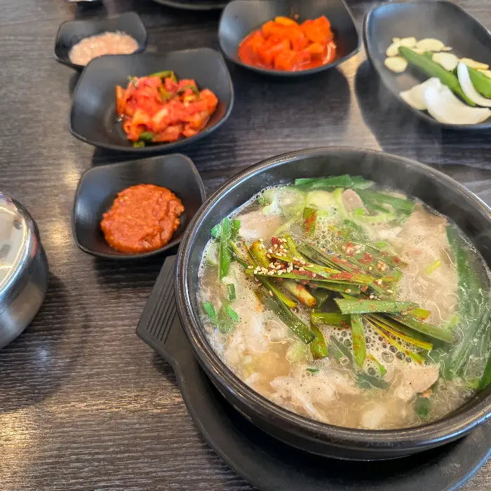 국물에 띄워진 파와 고기, 그리고 붉은 양념