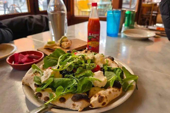 신선한 루꼴라와 치즈가 듬뿍 올라간 시그니처 리 피자