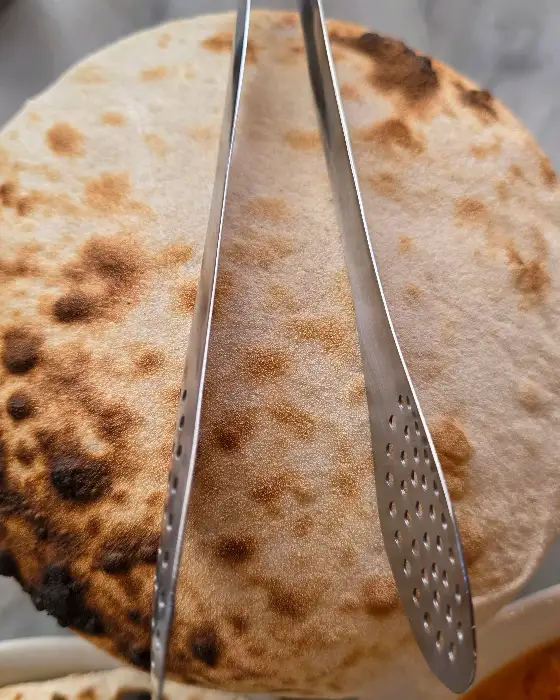 식전빵으로 나온 빵과 치즈, 청포도