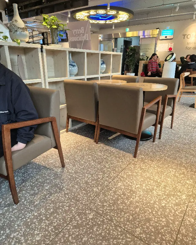 탐앤탐스 내부 인테리어