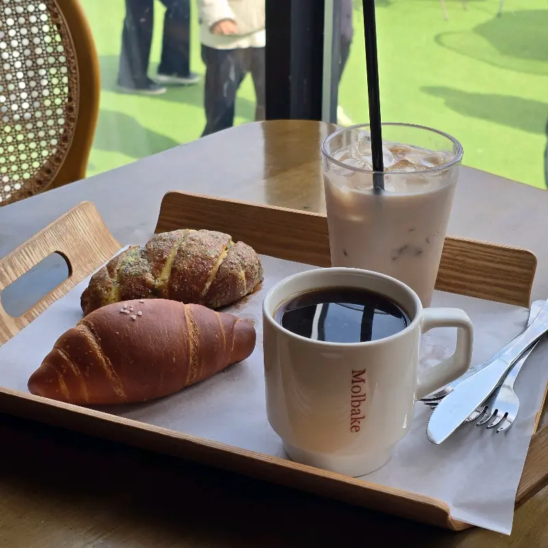 쟁반 위에 놓인 커피와 빵