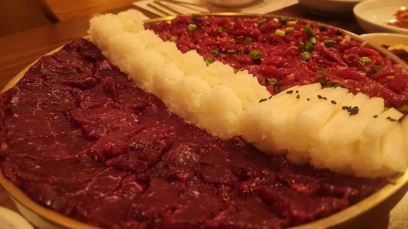 뭉티기, 육회, 밥, 배의 조화