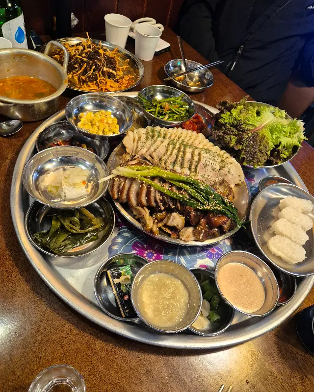 족발, 불족발, 그리고 다양한 곁들임