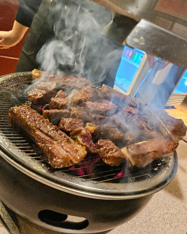 숯불 위에서 구워지는 우대갈비