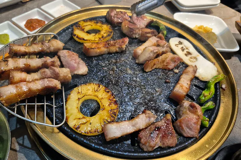 구워진 고기와 파인애플