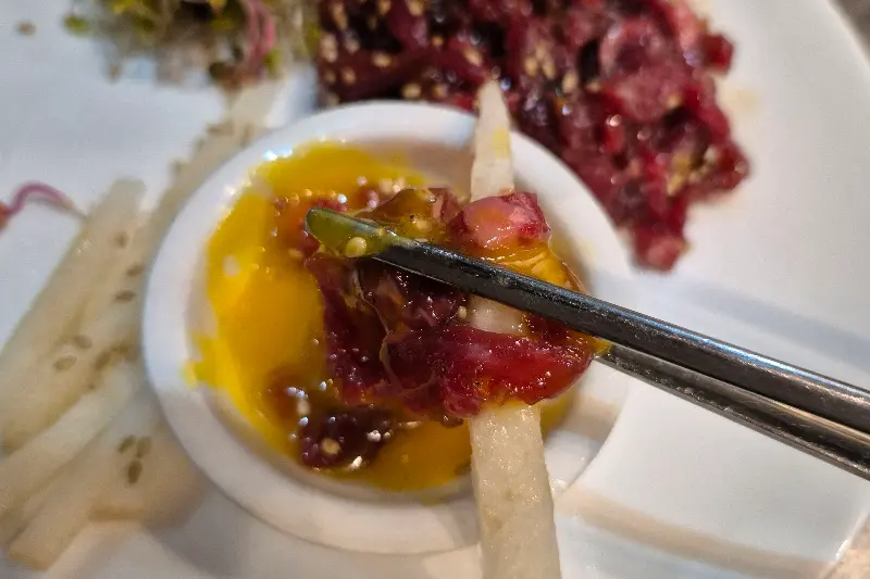 윤기가 흐르는 육회