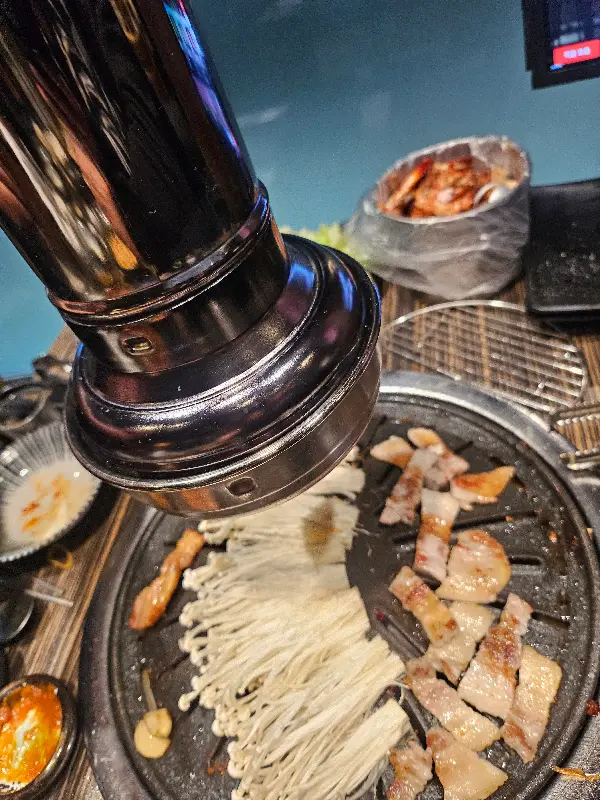 숯불 위에서 맛있게 익어가는 돼지갈비