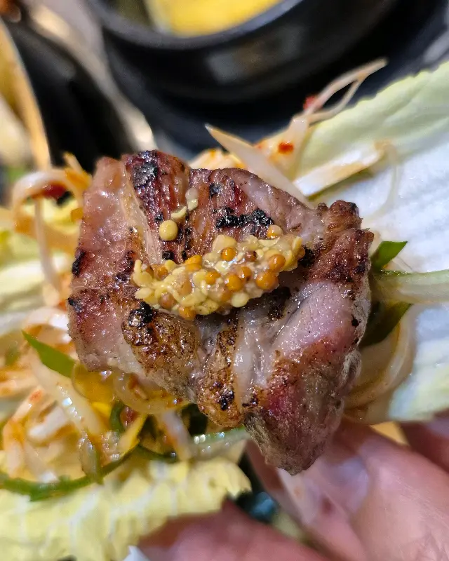 깻잎 위에 올려진 고기