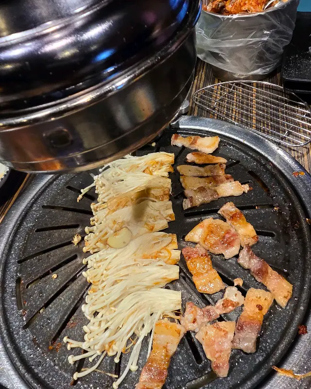 고기와 함께 구워진 버섯의 모습