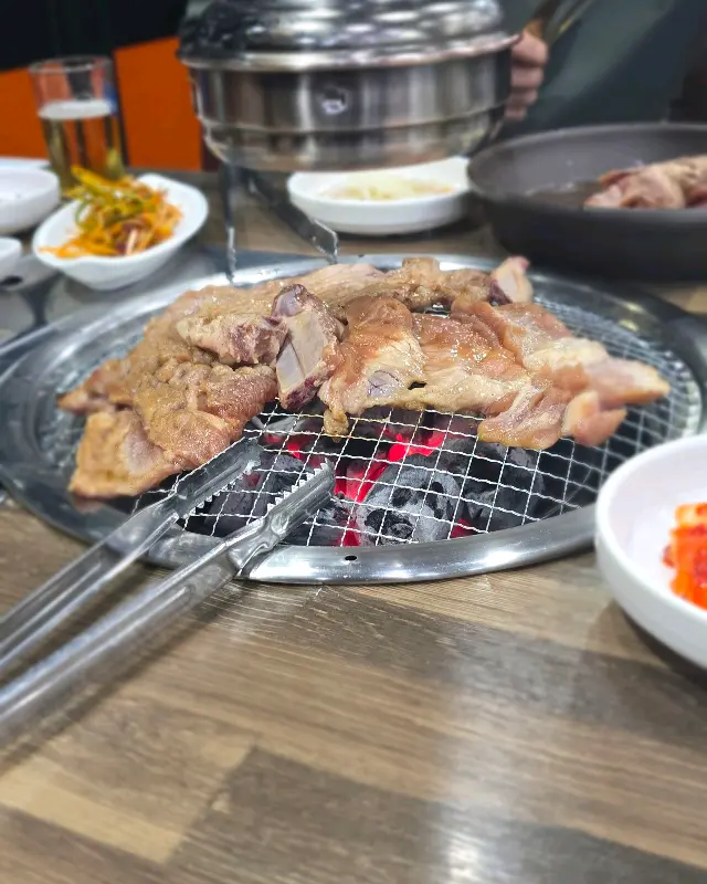 숯불 위에서 구워지는 갈비