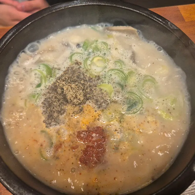 다진 양념과 들깨가루, 파가 듬뿍 올라간 얼큰 순대국밥