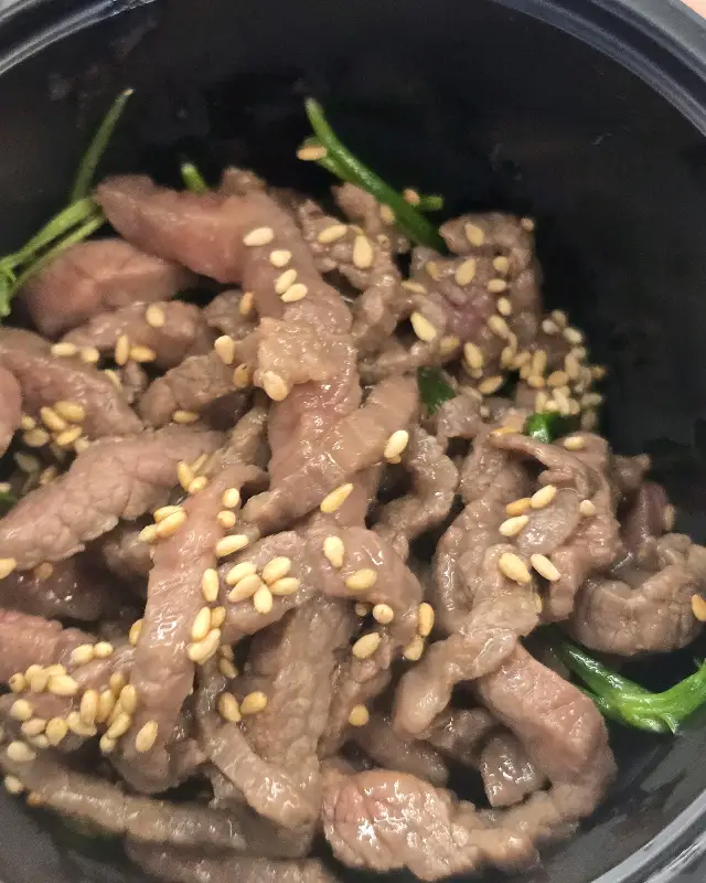 신선한 육회 비빔밥 재료 클로즈업