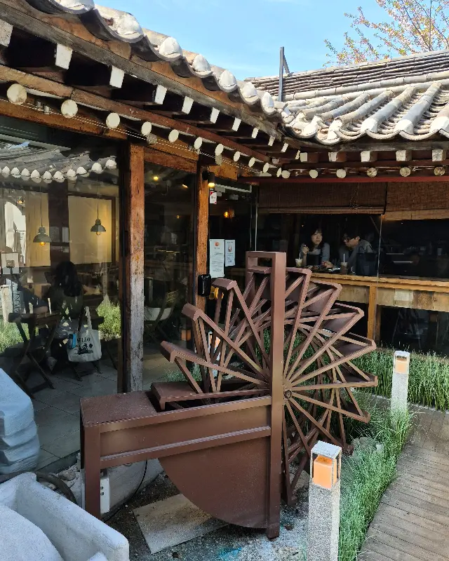 소하염전 외부 전경, 한옥의 아름다움이 돋보인다