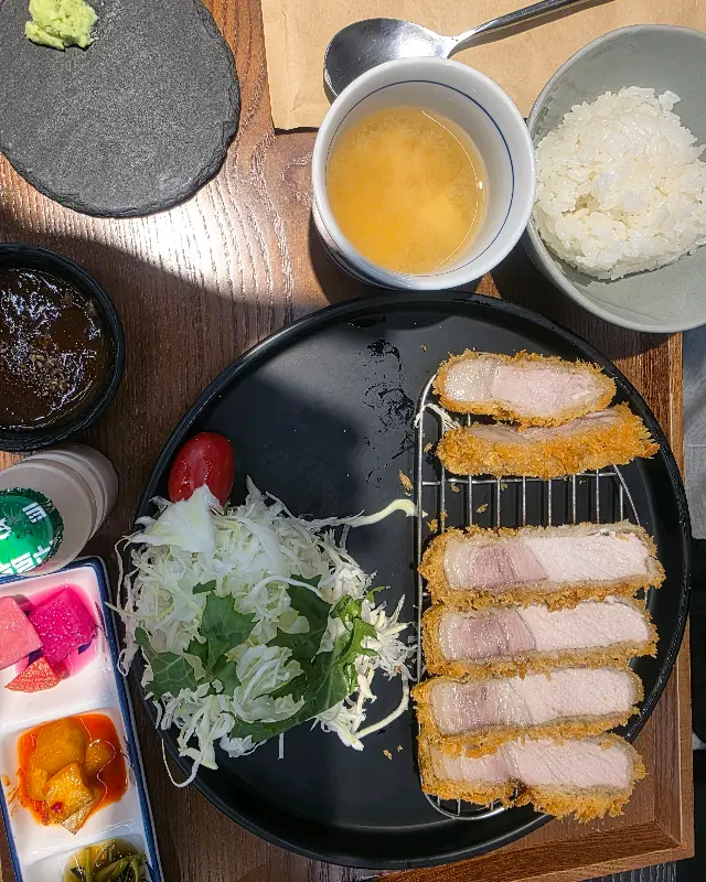 다양한 소스와 곁들여 먹는 안심카츠