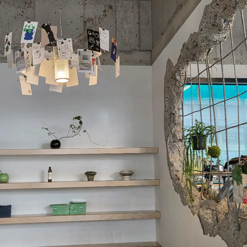 독특한 조명이 돋보이는 카페 인테리어