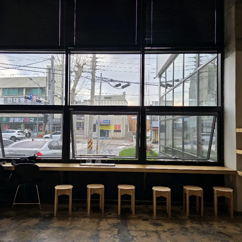 카페 내부 인테리어