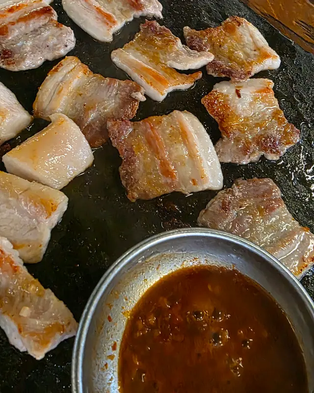 노릇하게 구워진 삼겹살