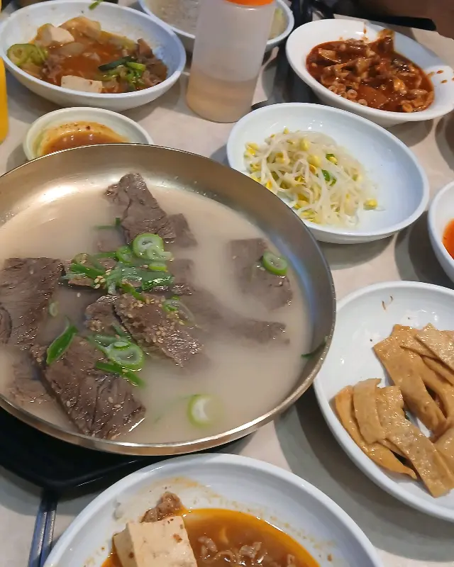 푸짐한 밑반찬과 곰탕 한 상 차림