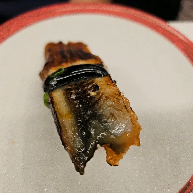 윤기가 흐르는 장어 초밥