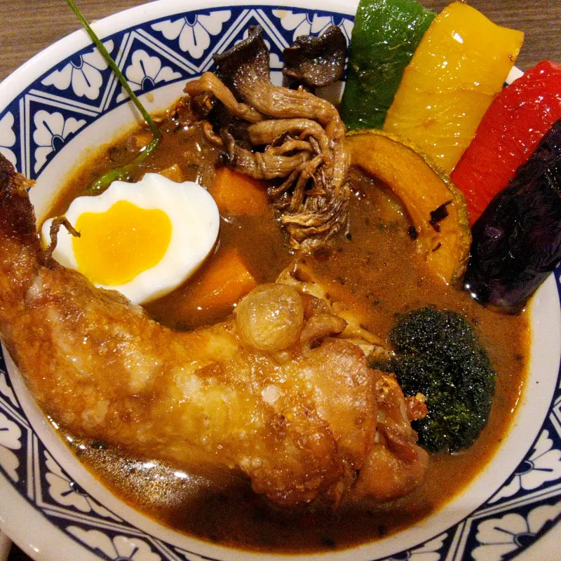 다채로운 채소와 닭다리가 듬뿍 들어간 스프카레