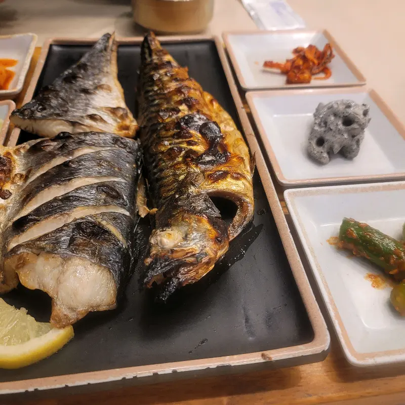 윤기가 흐르는 고등어 구이