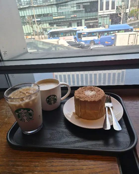 커피와 함께 제공된 디저트