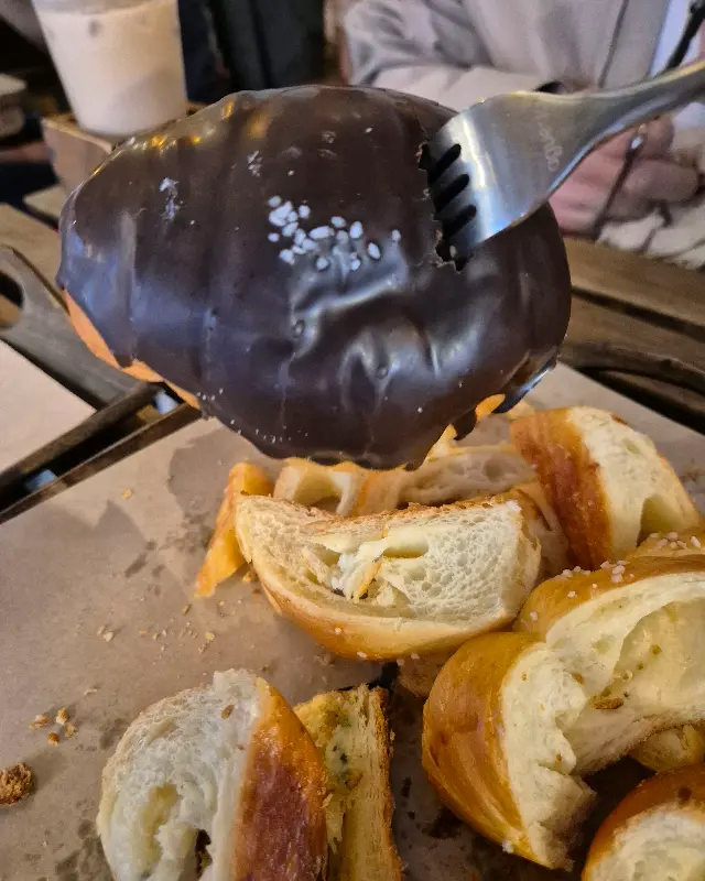 두바이 초코 소금빵의 단면