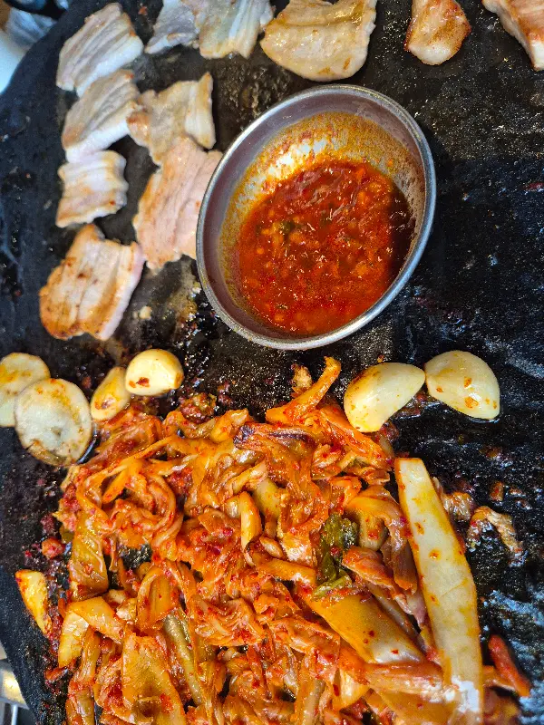 구운 김치와 삼겹살