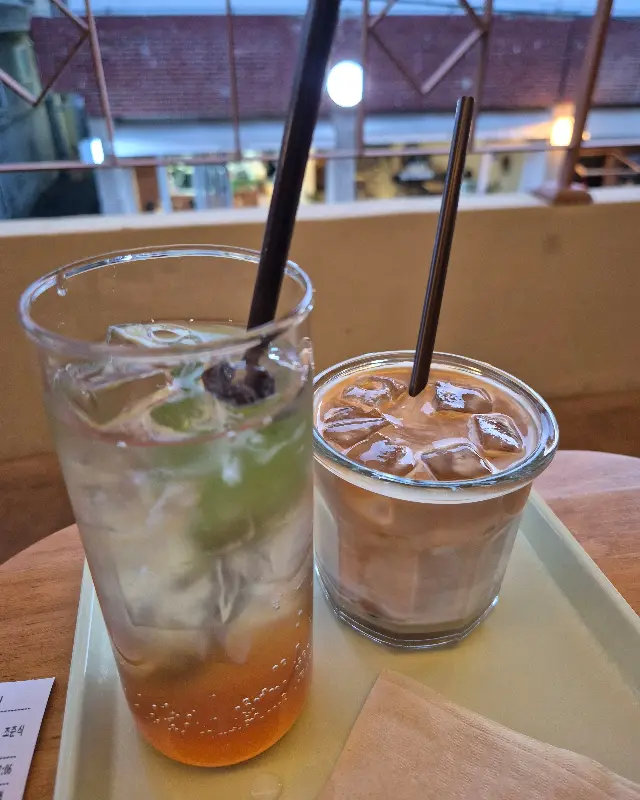 오미자 에이드와 라떼