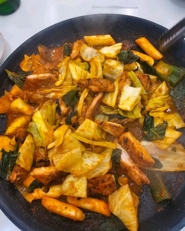 닭갈비가 익어가는 모습