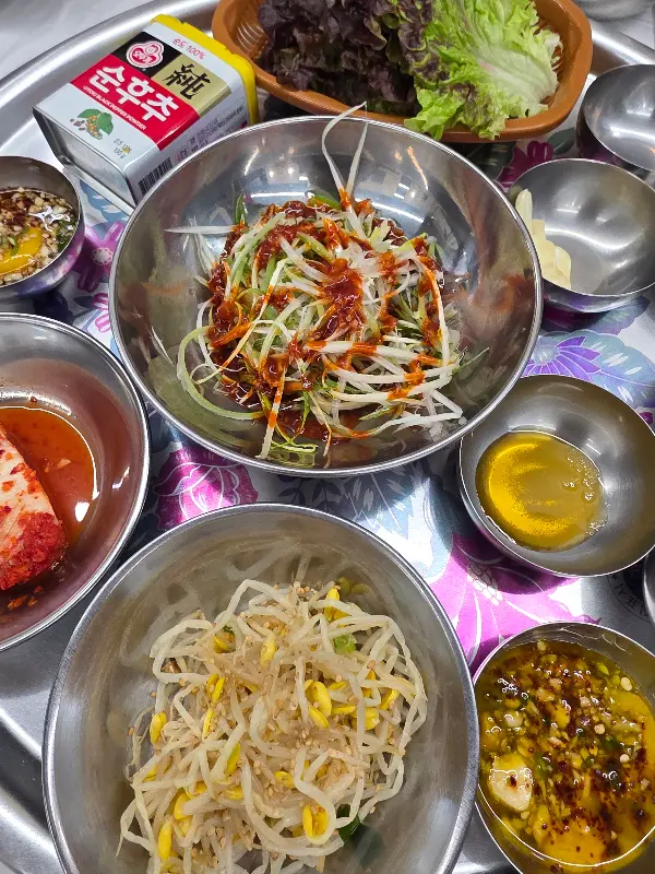 다채로운 밑반찬 구성