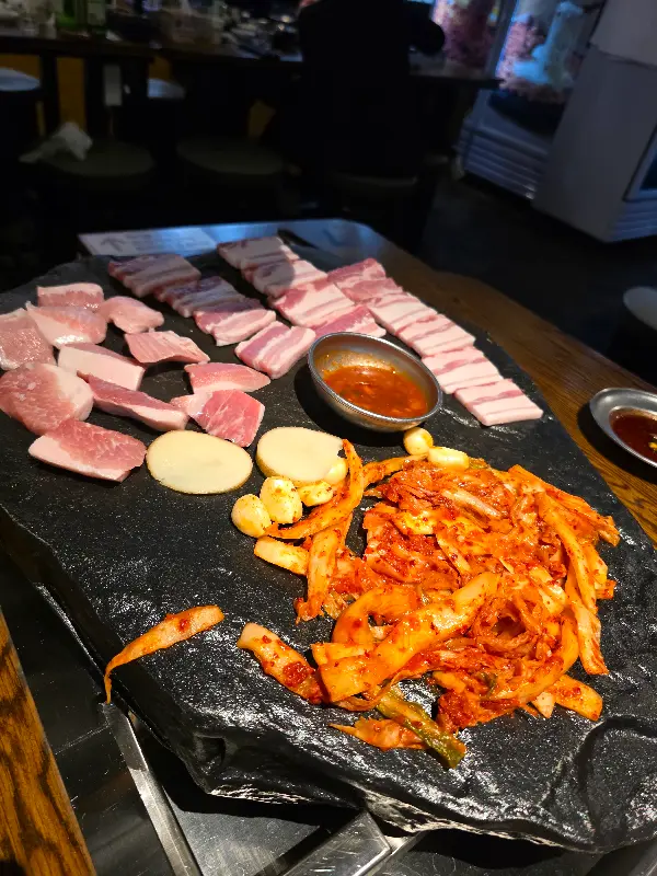 돌판 위 삼겹살, 김치, 버섯의 조화