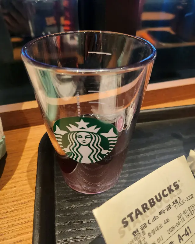 스타벅스 로고가 새겨진 컵