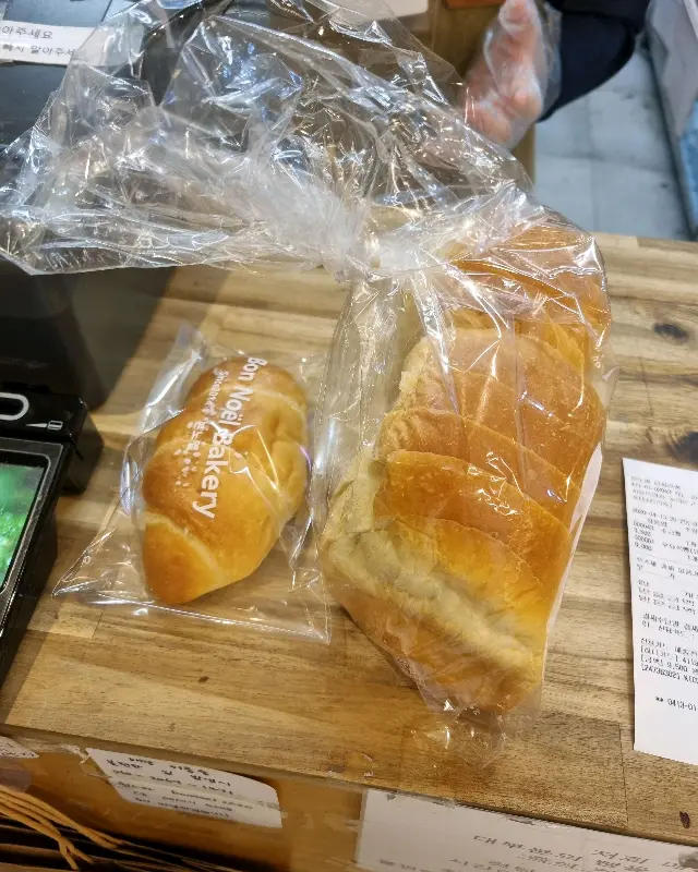 소금빵과 식빵이 포장된 모습