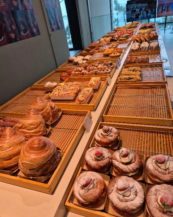 다양한 종류의 먹음직스러운 베이커리가 진열된 모습