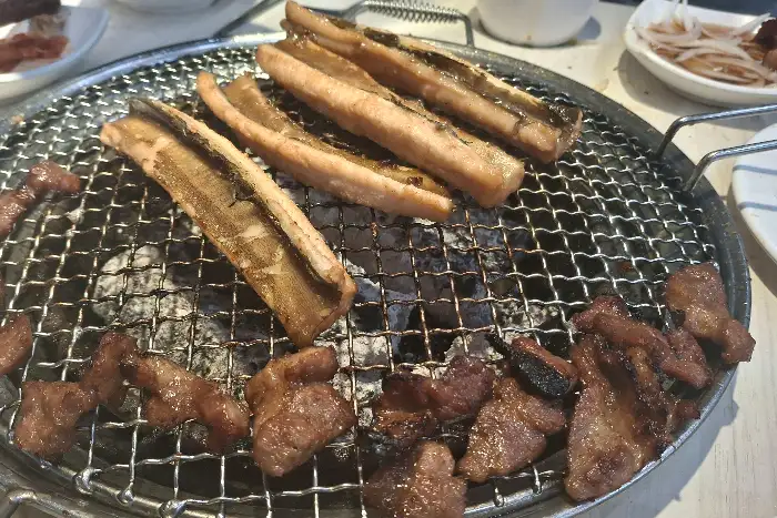 숯불에 구워지고 있는 장어와 고기