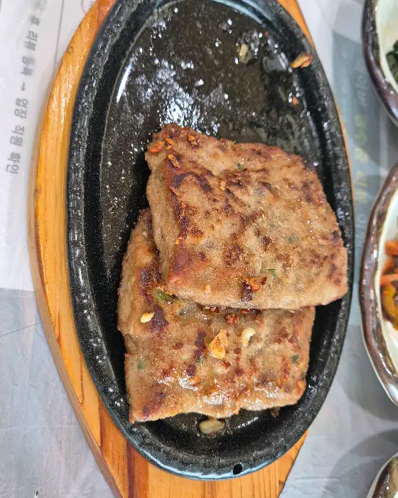 잘 구워진 떡갈비 두 덩어리