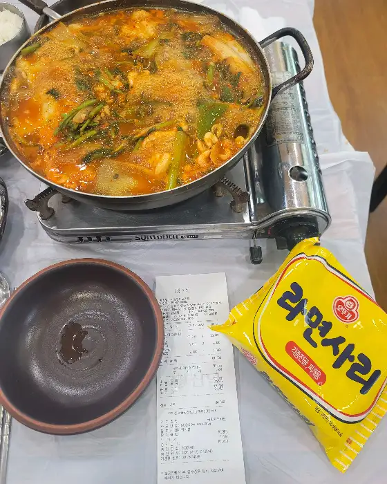 매운탕 끓이기 위한 버너와 라면 사리