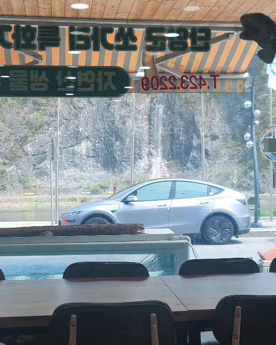 식당 창밖으로 보이는 단양의 풍경