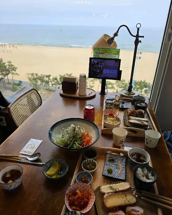 쫄면과 곁들임 찬이 함께 나온 모습