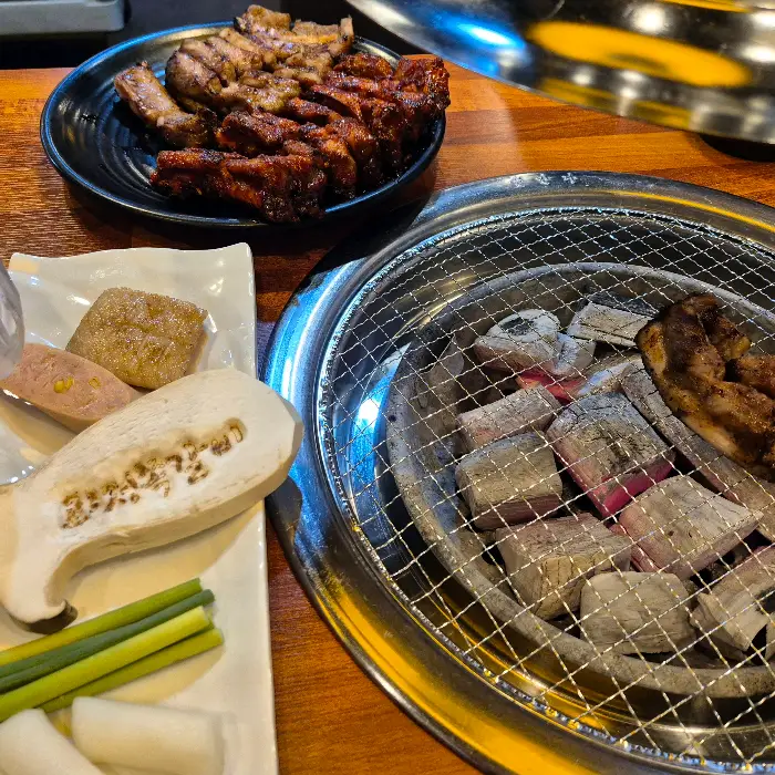 접시에 담긴 잘 구워진 쪽갈비와 곁들임 메뉴